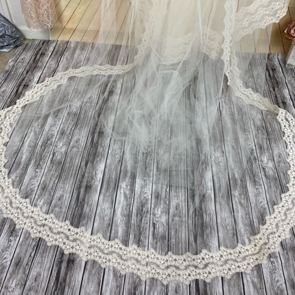 VINTAGE Lace Wedding Dress and Veil - Picture 8 of 11